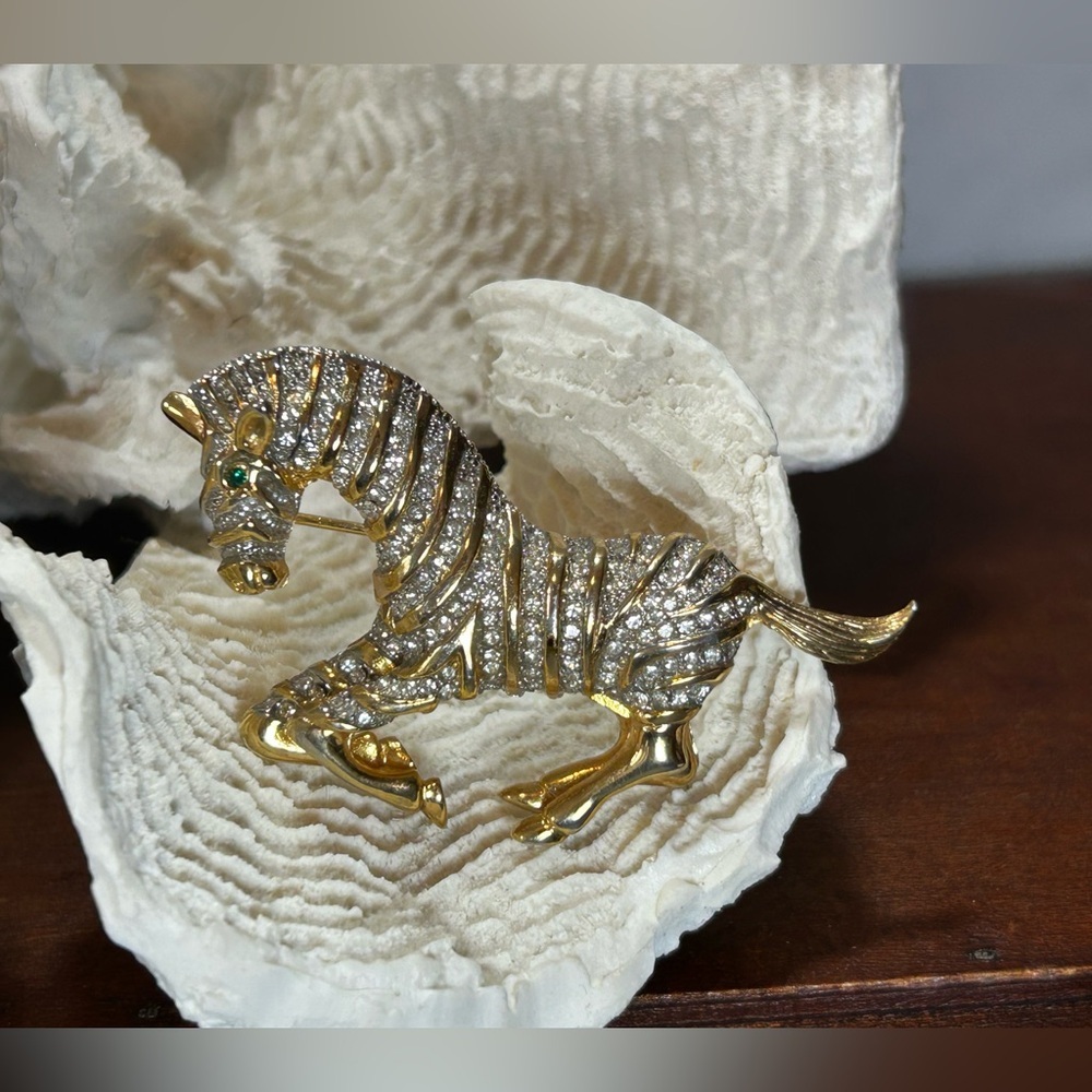 Stunning Gold Tone Horse Brooch with Crystals and Emerald eye